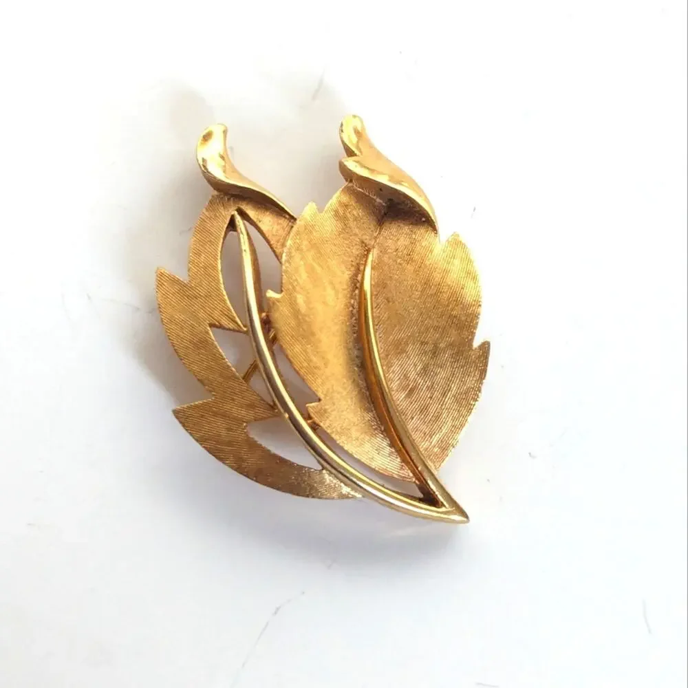 Vintage Crown Trifari Textured Brushed Gold Tone Double Leaf Brooch